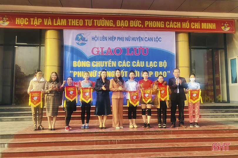 Hội phụ nữ các cấp ở Hà Tĩnh tặng nhiều phần quà ý nghĩa cho cán bộ, hội viên công giáo