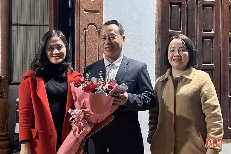 Ban Thường trực Ủy ban MTTQ tỉnh chúc mừng lễ Giáng sinh các giáo xứ