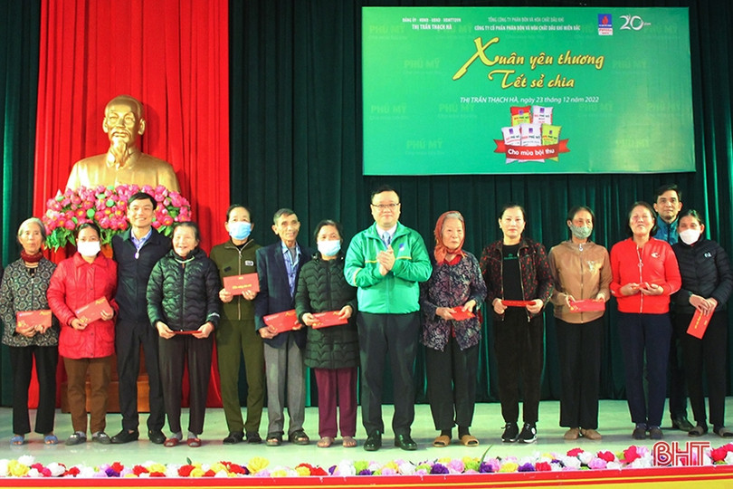 Nhiều phần quà đến với người nghèo, người lao động khó khăn ở Hà Tĩnh ảnh 14 Nhiều phần quà đến với người nghèo, người lao động khó khăn ở Hà Tĩnh