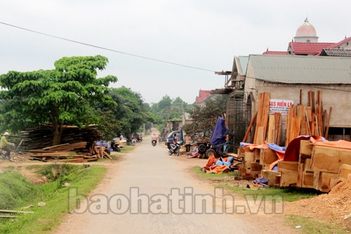 Đường về xóm Tràng Sơn 2 chất đầy gỗ và bột cưa