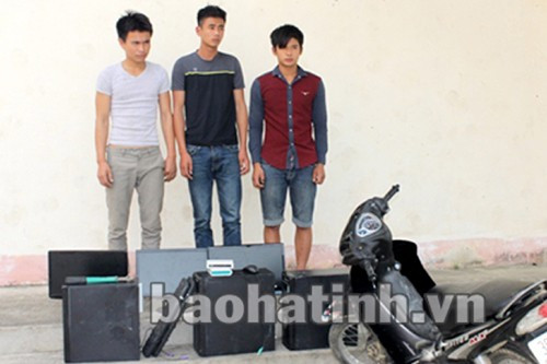 Các đối tượng cùng tang vật tại cơ quan điều tra