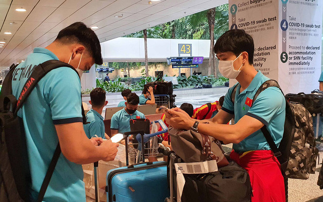 Những hình ảnh đầu tiên của ĐT Việt Nam khi đặt chân tới Singapore - Ảnh 3. Những hình ảnh đầu tiên của ĐT Việt Nam khi đặt chân tới Singapore