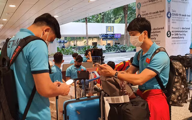 Những hình ảnh đầu tiên của ĐT Việt Nam khi đặt chân tới Singapore