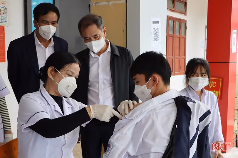 Các địa phương ở Hà Tĩnh tiêm vắc-xin phòng COVID-19 cho người từ 16 - 18 tuổi