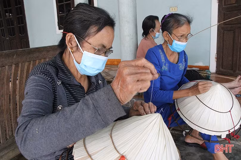 Cụ bà hơn 90 tuổi “giữ lửa” nghề nón lá Ba Giang