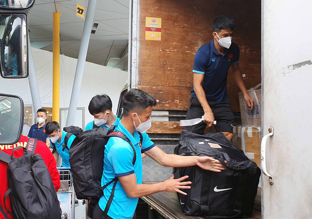 Những hình ảnh đầu tiên của ĐT Việt Nam khi đặt chân tới Singapore - Ảnh 5. Những hình ảnh đầu tiên của ĐT Việt Nam khi đặt chân tới Singapore