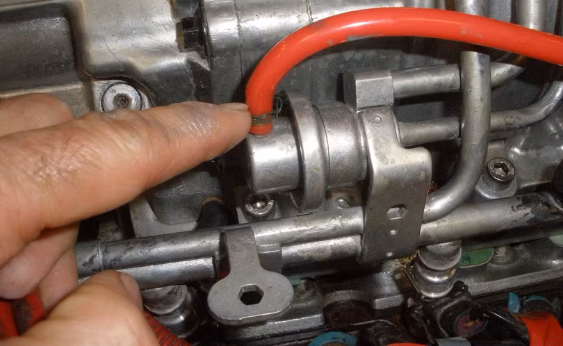 Để bình xăng ô tô quá cạn có nguy hiểm không?