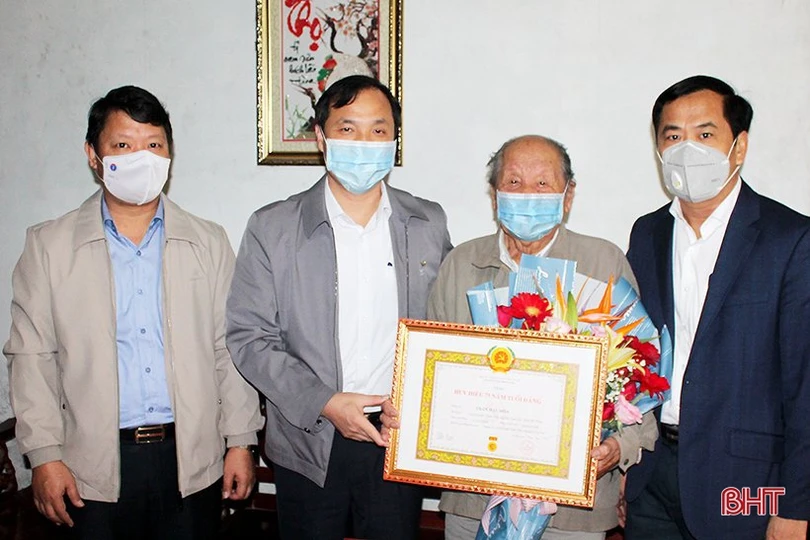 Bí thư Tỉnh ủy chúc mừng đảng viên nhận Huy hiệu 75 năm tuổi Đảng