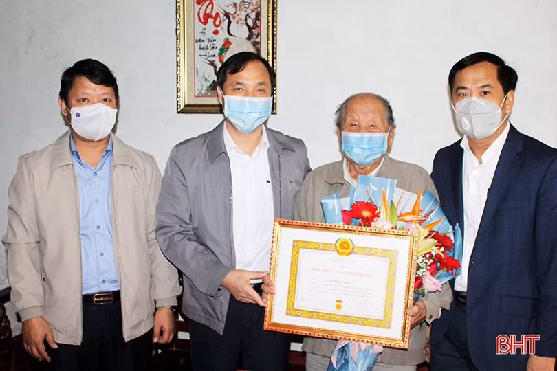 Bí thư Tỉnh ủy chúc mừng đảng viên nhận Huy hiệu 75 năm tuổi Đảng