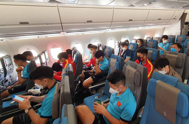 Những hình ảnh đầu tiên của ĐT Việt Nam khi đặt chân tới Singapore - Ảnh 1. Những hình ảnh đầu tiên của ĐT Việt Nam khi đặt chân tới Singapore