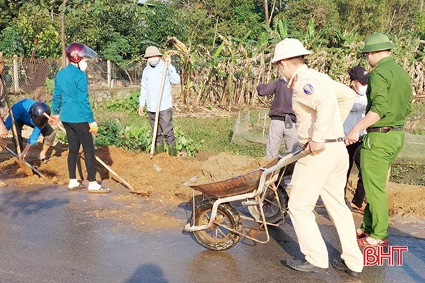 Công an Nghi Xuân giúp dân xây dựng nông thôn mới