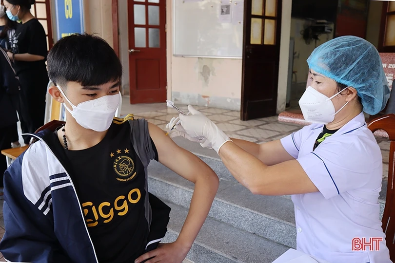 Các địa phương Hà Tĩnh tiếp tục tiêm vắc-xin phòng COVID-19 cho người từ 16 - 18 tuổi