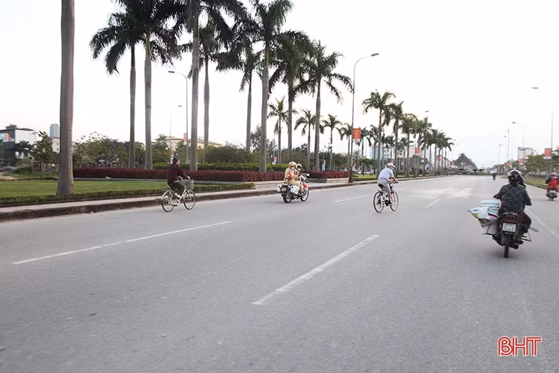 Nhắc nhở, xử phạt nhiều trường hợp đạp xe, đi thể dục vi phạm Luật Giao thông ở TP Hà Tĩnh