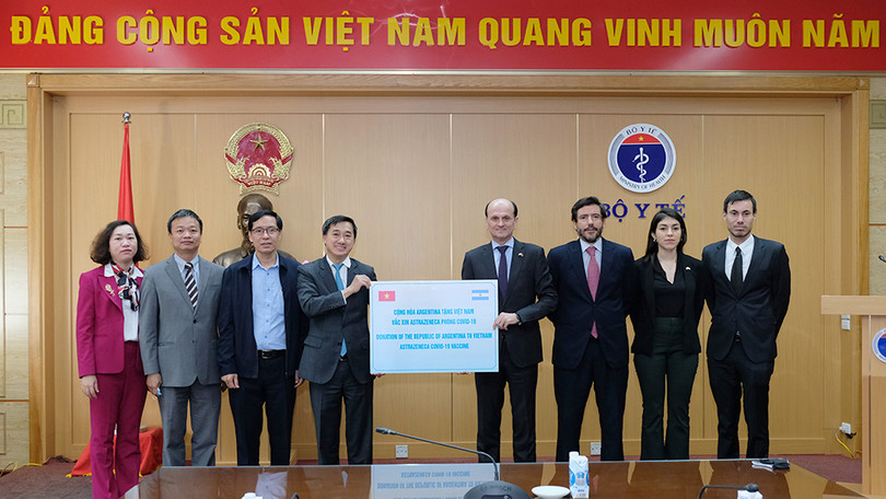 Bộ Y tế tiếp nhận 500.000 liều vaccine phòng COVID-19 Astra Zeneca do Achentina trao tặng - Ảnh 1. Bộ Y tế tiếp nhận 500.000 liều vaccine phòng COVID-19 Astra Zeneca do Achentina trao tặng