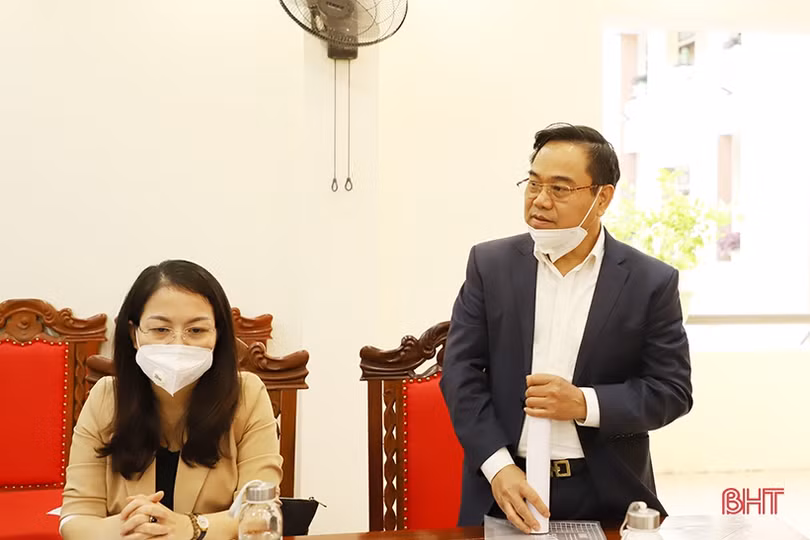 Đoàn công tác của BTV Tỉnh ủy cùng huyện Cẩm Xuyên tháo gỡ khó khăn, phát triển kinh tế - xã hội