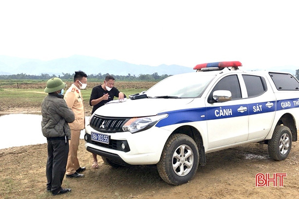 Bắt quả tang vụ khai thác cát trái phép trên sông Ngàn Sâu