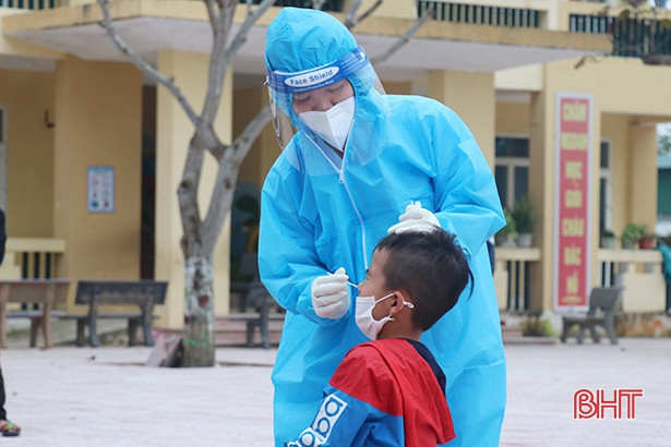 Khẩn trương truy vết, lấy mẫu xét nghiệm chùm ca bệnh tại Thạch Long