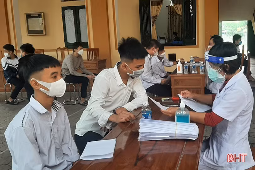 Các địa phương ở Hà Tĩnh tiêm vắc-xin phòng COVID-19 cho người từ 16 - 18 tuổi