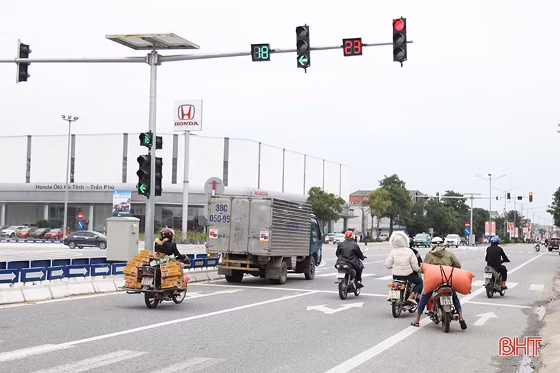 Di chuyển như thế nào khi cùng lúc có 2 hệ thống đèn tín hiệu giao thông tại TP Hà Tĩnh?