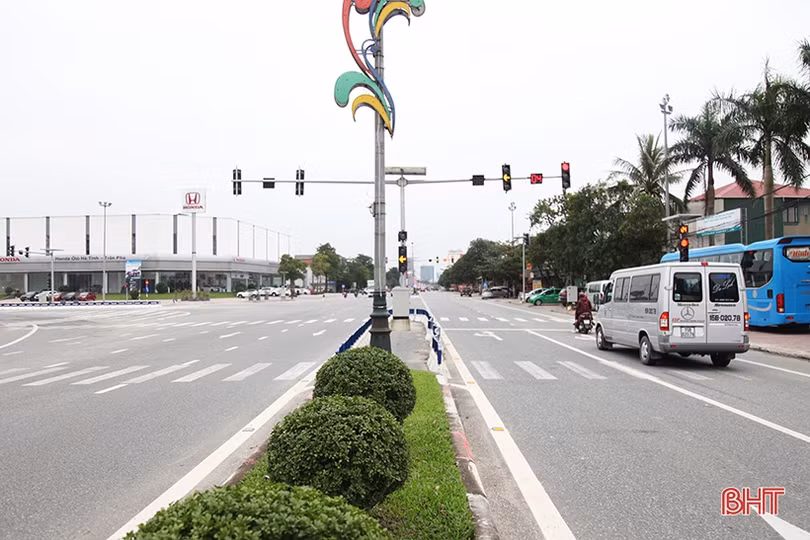 Di chuyển như thế nào khi cùng lúc có 2 hệ thống đèn tín hiệu giao thông tại TP Hà Tĩnh?