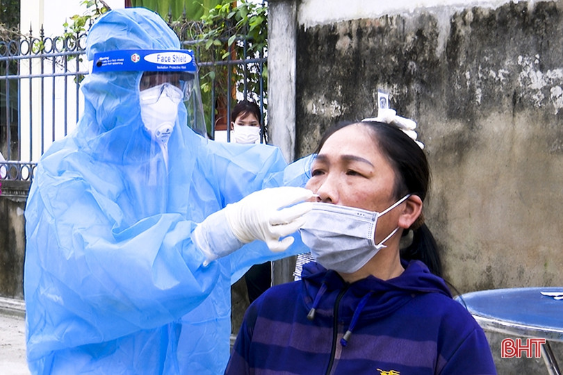 50 cán bộ, y, bác sỹ tuyến tỉnh hỗ trợ Đức Thọ lấy 9.100 mẫu test nhanh