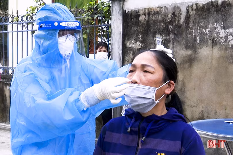 50 cán bộ, y, bác sỹ tuyến tỉnh hỗ trợ Đức Thọ lấy 9.100 mẫu test nhanh