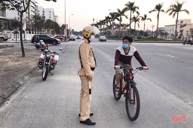 Nhắc nhở, xử phạt nhiều trường hợp đạp xe, đi thể dục vi phạm Luật Giao thông ở TP Hà Tĩnh