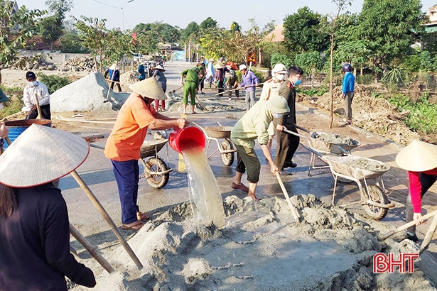 Công an Nghi Xuân giúp dân xây dựng nông thôn mới