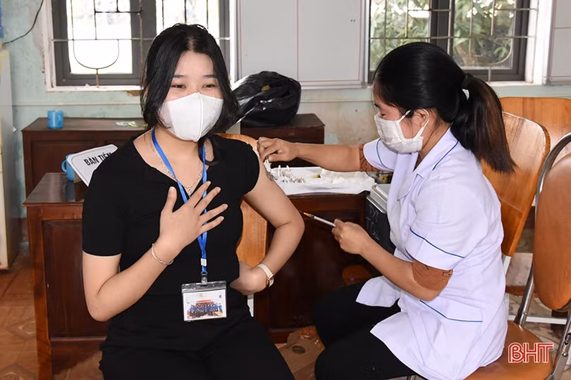 Các địa phương ở Hà Tĩnh tiêm vắc-xin phòng COVID-19 cho người từ 16 - 18 tuổi