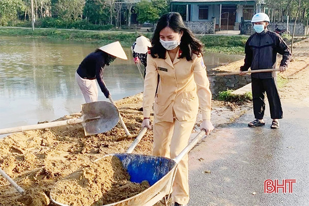 Công an Nghi Xuân giúp dân xây dựng nông thôn mới