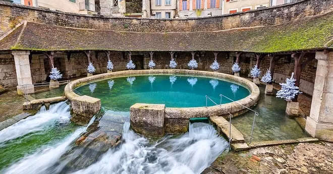 Suối ngầm bí ẩn nhất thế giới, không biết nguồn nước từ đâu chảy ra