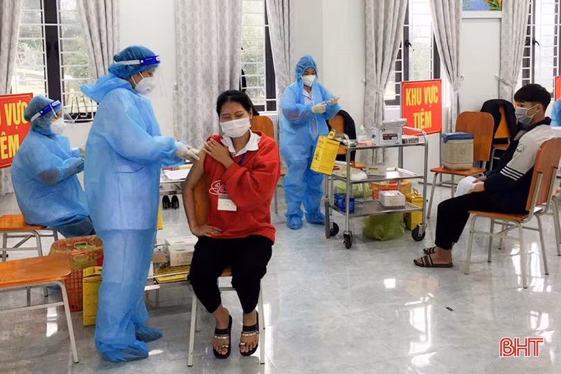 Các địa phương ở Hà Tĩnh tiêm vắc-xin phòng COVID-19 cho người từ 16 - 18 tuổi