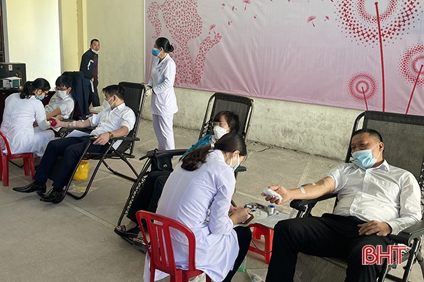 Xí nghiệp Dịch vụ Điện lực Hà Tĩnh hiến máu tình nguyện trong “Tuần lễ hồng EVN”