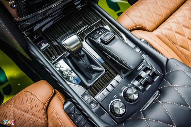 Cận cảnh Lexus LX 570 với màu sơn đặc biệt tại Việt Nam