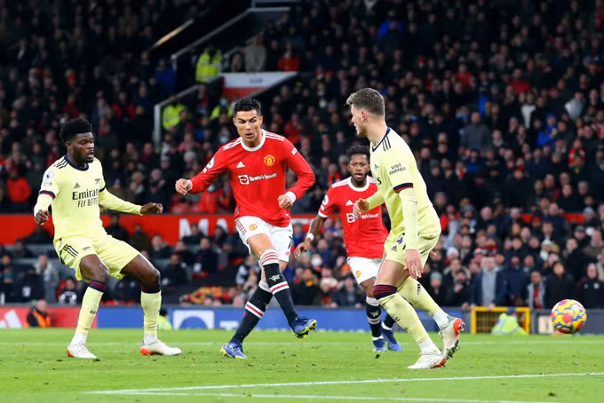 Ronaldo lập cú đúp, MU chật vật hạ Arsenal