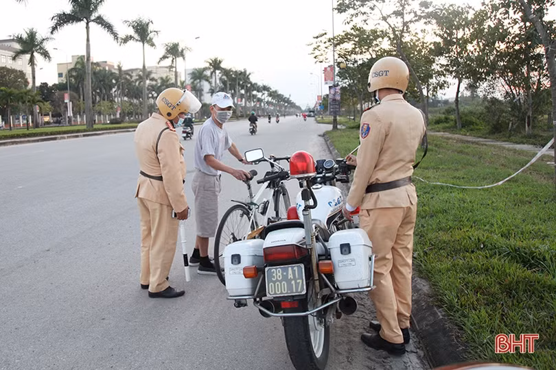 Nhắc nhở, xử phạt nhiều trường hợp đạp xe, đi thể dục vi phạm Luật Giao thông ở TP Hà Tĩnh