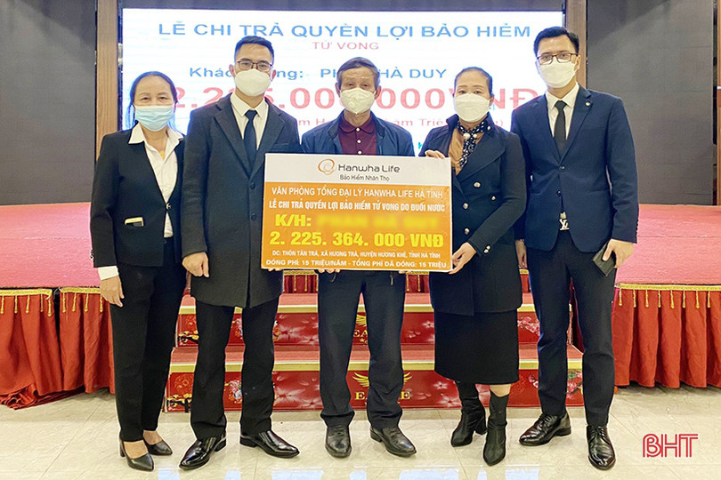 Hanwha Life Việt Nam chi trả 14,7 tỷ đồng quyền lợi bảo hiểm cho khách hàng Hà Tĩnh