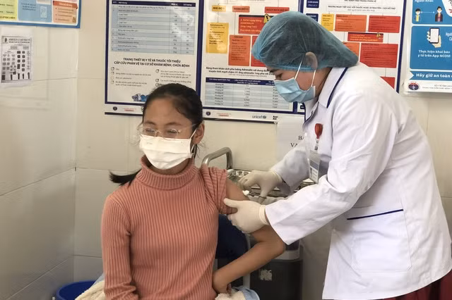 Uống nước có giảm các tác dụng phụ khi tiêm vaccine COVID-19?