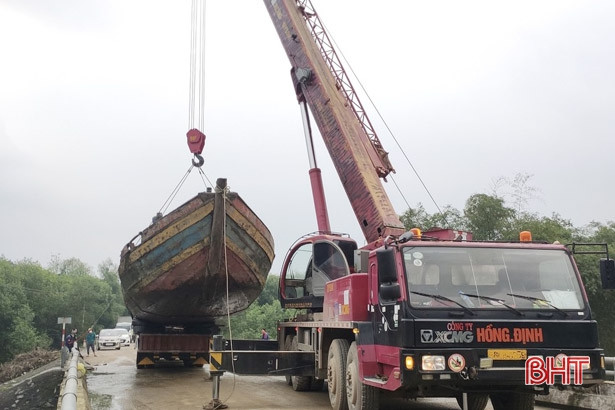 Hà Tĩnh: Bị phát hiện hút cát trái phép, 2 đối tượng chèo thuyền bỏ đi