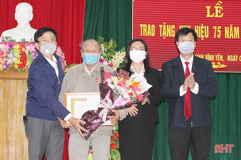 Bí thư Tỉnh ủy chúc mừng đảng viên nhận Huy hiệu 75 năm tuổi Đảng