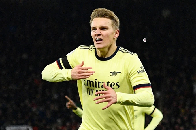 Ronaldo lập cú đúp, MU chật vật hạ Arsenal