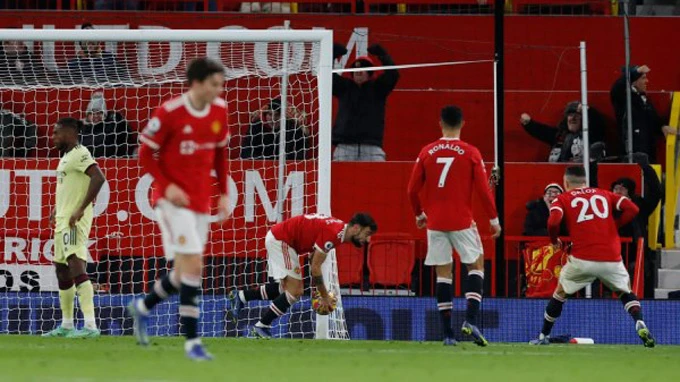 Ronaldo lập cú đúp, MU chật vật hạ Arsenal