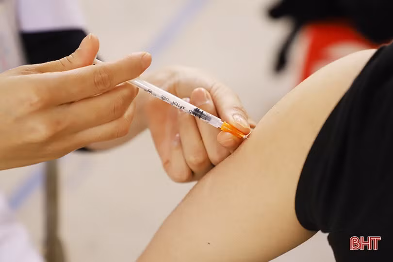 Các địa phương ở Hà Tĩnh tiêm vắc-xin phòng COVID-19 cho người từ 16 - 18 tuổi