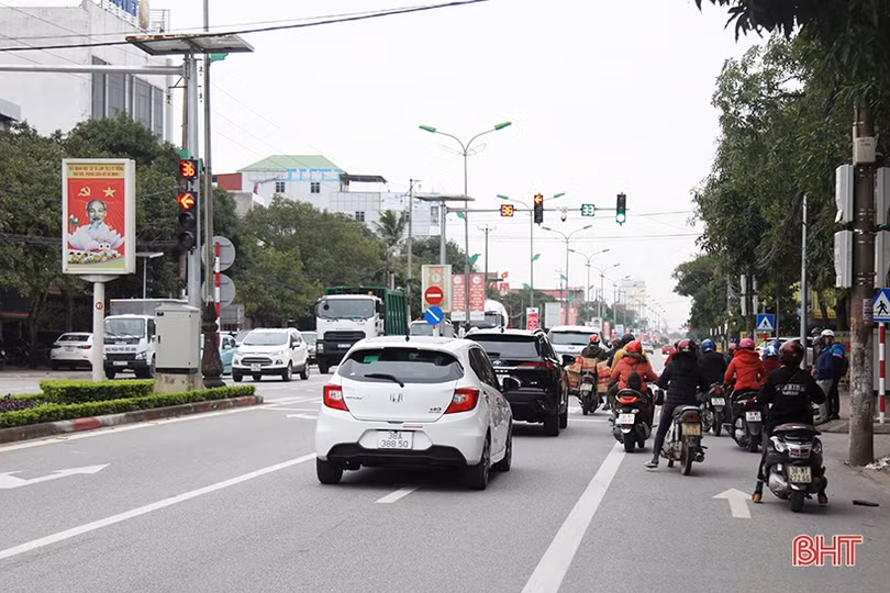 Di chuyển như thế nào khi cùng lúc có 2 hệ thống đèn tín hiệu giao thông tại TP Hà Tĩnh?