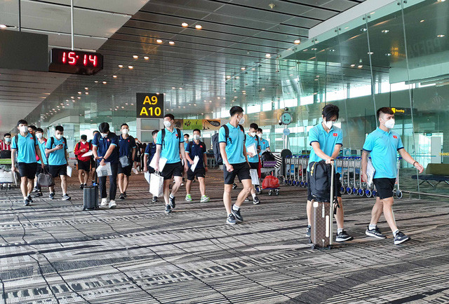 Những hình ảnh đầu tiên của ĐT Việt Nam khi đặt chân tới Singapore - Ảnh 2. Những hình ảnh đầu tiên của ĐT Việt Nam khi đặt chân tới Singapore