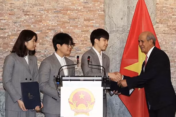 3 học sinh Việt sáng chế mũ ngăn nCoV được WIPO vinh danh