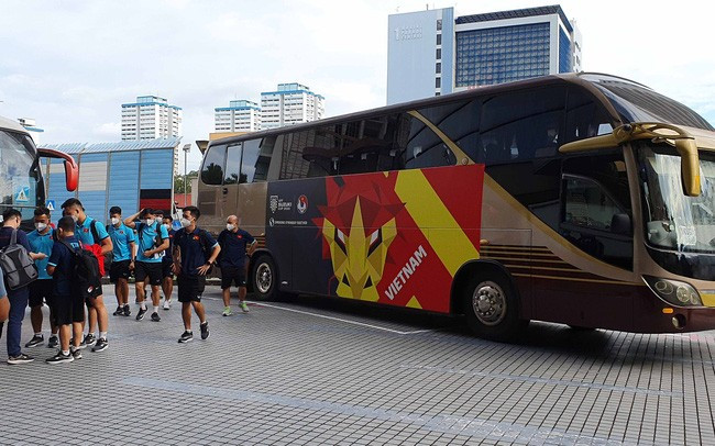 Những hình ảnh đầu tiên của ĐT Việt Nam khi đặt chân tới Singapore