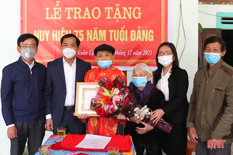 Bí thư Tỉnh ủy chúc mừng đảng viên nhận Huy hiệu 75 năm tuổi Đảng