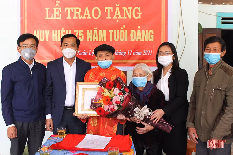 Bí thư Tỉnh ủy chúc mừng đảng viên nhận Huy hiệu 75 năm tuổi Đảng