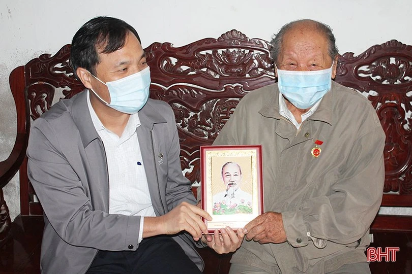 Bí thư Tỉnh ủy chúc mừng đảng viên nhận Huy hiệu 75 năm tuổi Đảng